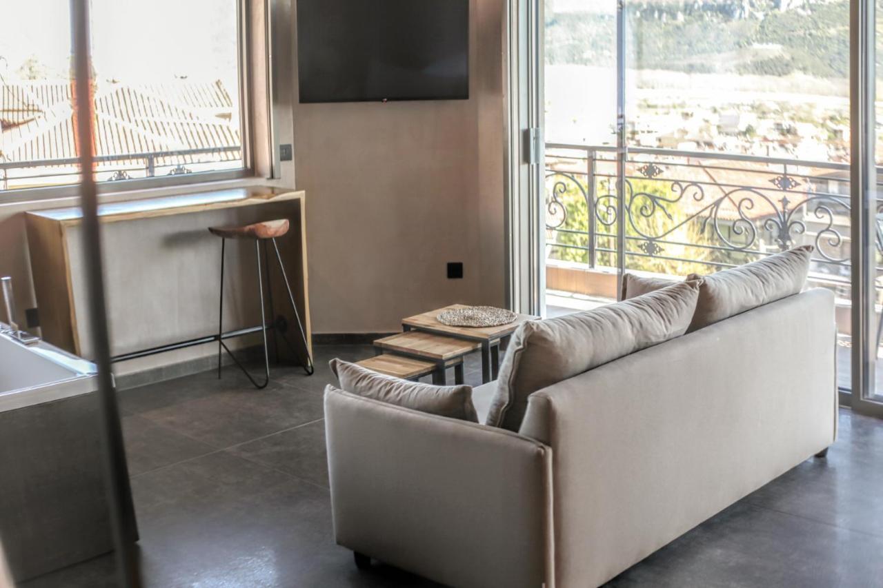 Meteora Heaven And Earth Premium Suites - Adults Friendly Kalampáka Luaran gambar